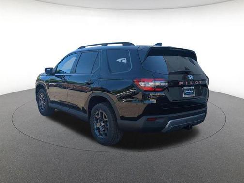 Crystal Black Pearl 2026 Honda Pilot TrailSport