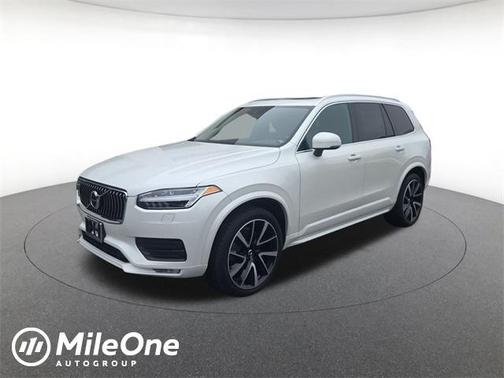 2022 Volvo XC90 T6 Momentum