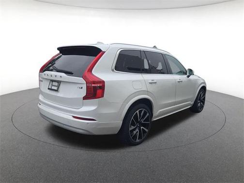 2022 Volvo XC90 T6 Momentum
