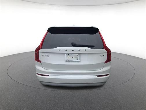 2022 Volvo XC90 T6 Momentum