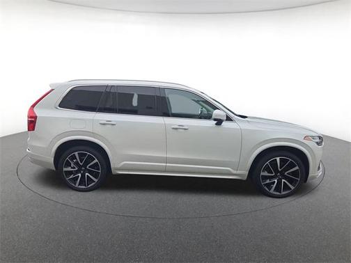 2022 Volvo XC90 T6 Momentum