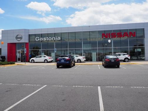 Photo 2 of 3 of 2020 Nissan Pathfinder SL
