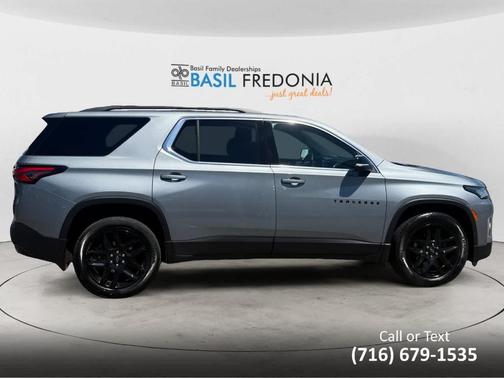 Sterling Gray Metallic 2023 Chevrolet Traverse LT Leather