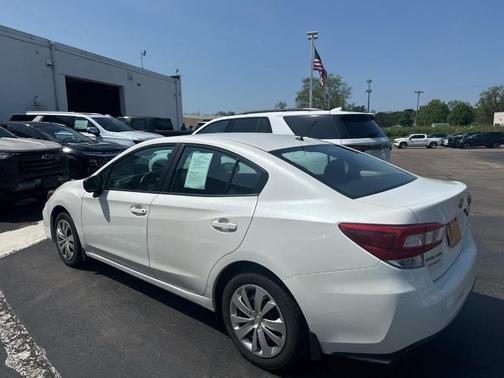 Crystal White Pearl 2018 Subaru Impreza 2.0i