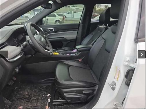 Bright White Clearcoat 2025 Jeep Compass Latitude