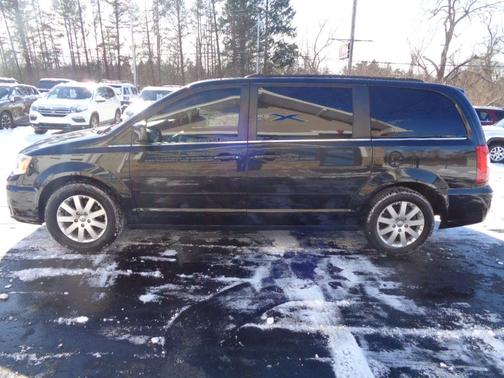 2016 Chrysler Town & Country LX