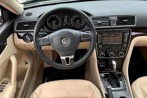 2014 Volkswagen Passat Auto SEL Premium