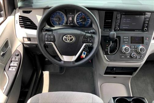 2019 Toyota Sienna LE