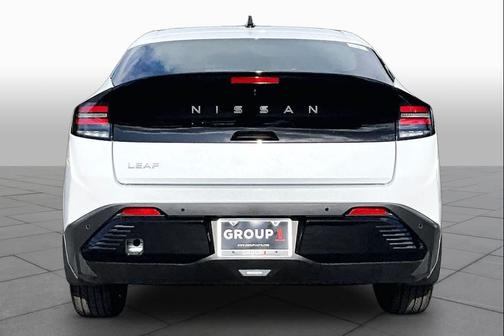 Everest White Pearl Tricoat 2026 Nissan Leaf SV+