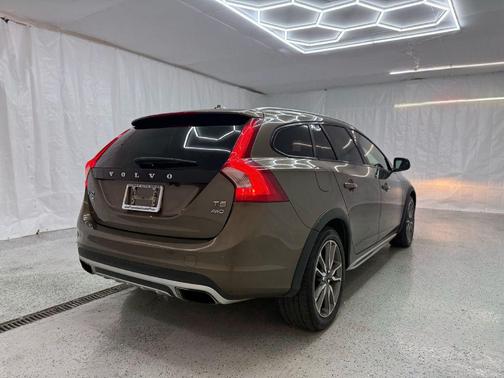 2016 Volvo V60 Cross Country T5