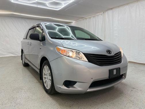 2017 Toyota Sienna LE