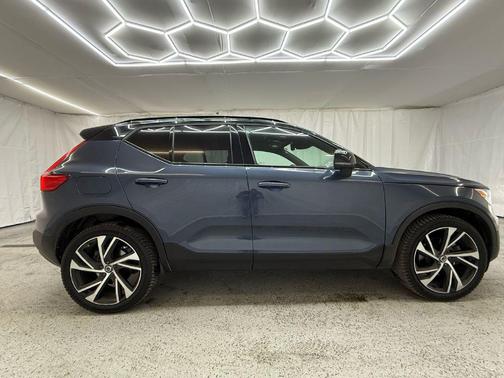 2022 Volvo XC40 T5 R-Design