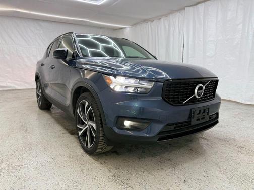 2022 Volvo XC40 T5 R-Design