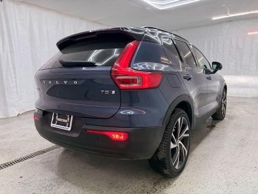 2022 Volvo XC40 T5 R-Design