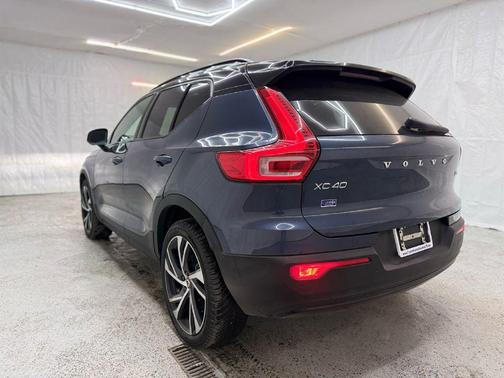 2022 Volvo XC40 T5 R-Design