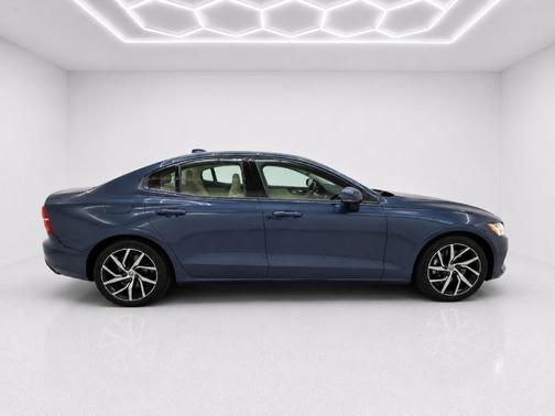 Blue 2020 Volvo S60 T6 Momentum