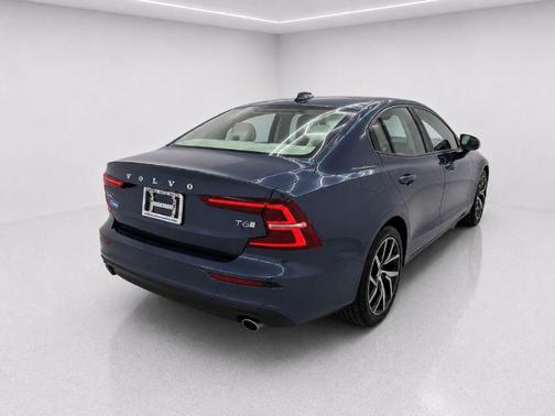 Blue 2020 Volvo S60 T6 Momentum