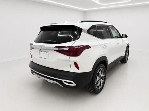 White 2022 Kia Seltos EX