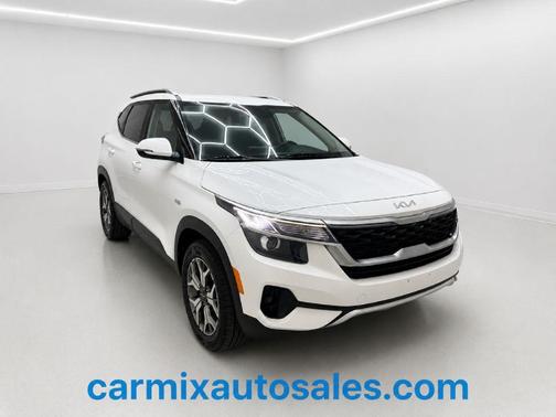 White 2022 Kia Seltos EX