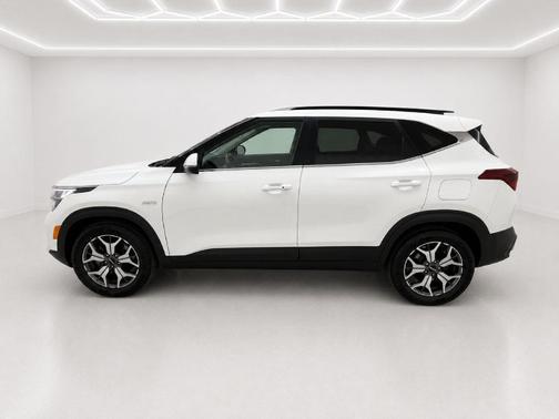 White 2022 Kia Seltos EX