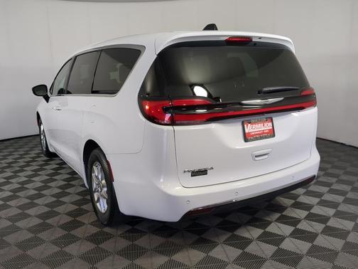 2024 Chrysler Pacifica Touring-L