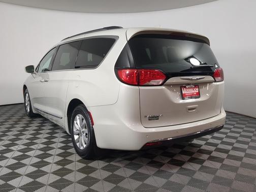 White 2017 Chrysler Pacifica Touring-L
