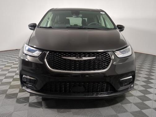 Brilliant Black Crystal Pearlcoat 2023 Chrysler Pacifica Touring-L