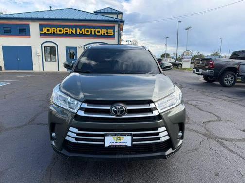 Green 2019 Toyota Highlander XLE