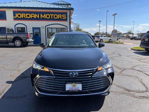 2022 Toyota Avalon Hybrid XLE
