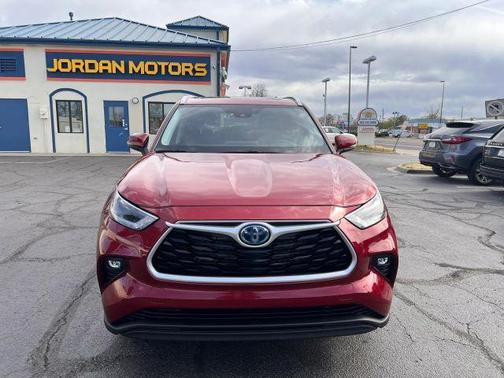 Red 2021 Toyota Highlander Hybrid XLE