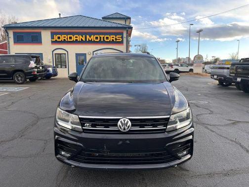 Deep Black Pearl Effect 2020 Volkswagen Tiguan 2.0T SE R-Line Black
