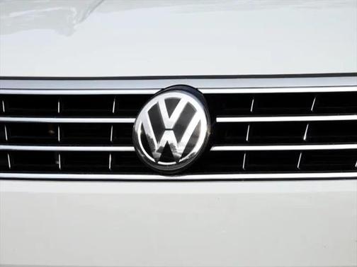 2017 Volkswagen Passat 1.8T SE w/Technology