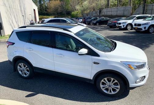 Photo 2 of 20 of 2018 Ford Escape SE