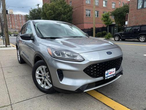 Iconic Silver Metallic 2022 Ford Escape SE