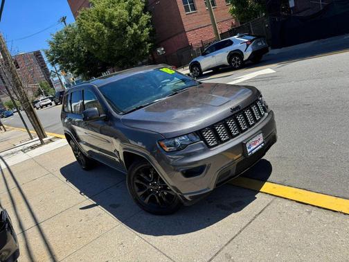 Granite Crystal Metallic Clearcoat 2018 Jeep Grand Cherokee Altitude