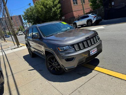 Granite Crystal Metallic Clearcoat 2018 Jeep Grand Cherokee Altitude