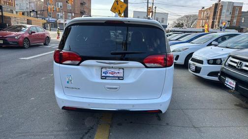 Bright White Clearcoat 2018 Chrysler Pacifica Touring-L