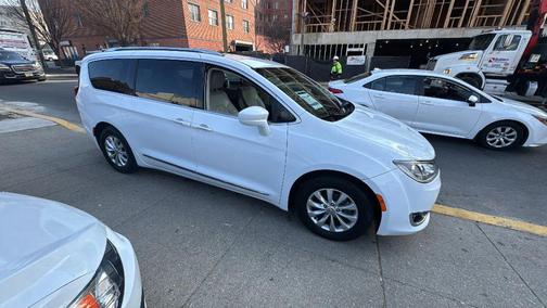 Bright White Clearcoat 2018 Chrysler Pacifica Touring-L