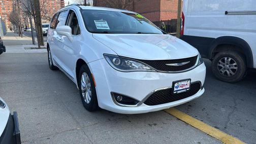 Bright White Clearcoat 2018 Chrysler Pacifica Touring-L