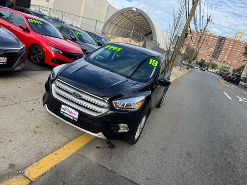 Agate Black Metallic 2019 Ford Escape SE