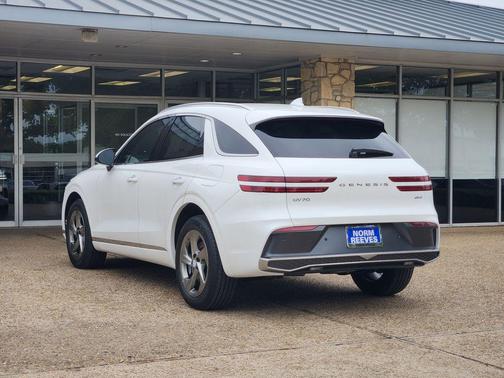 Uyuni White 2026 Genesis GV70 2.5T