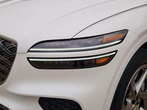 Uyuni White 2026 Genesis GV70 2.5T