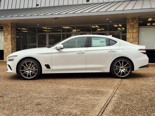 Uyuni White 2026 Genesis G70 2.5T Prestige