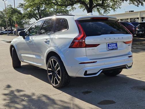 2023 Volvo XC60 B6 Ultimate Dark Theme