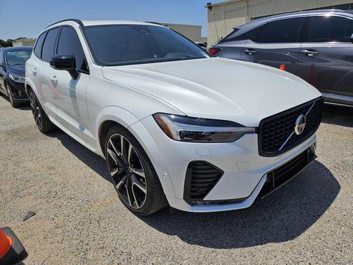 2023 Volvo XC60 B6 Ultimate Dark Theme