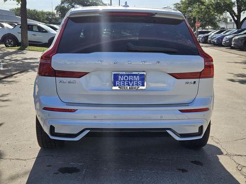 2023 Volvo XC60 B6 Ultimate Dark Theme