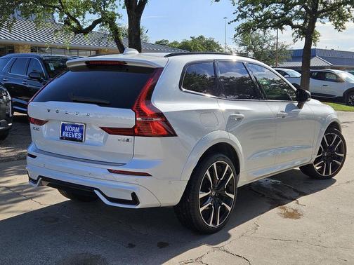 2023 Volvo XC60 B6 Ultimate Dark Theme