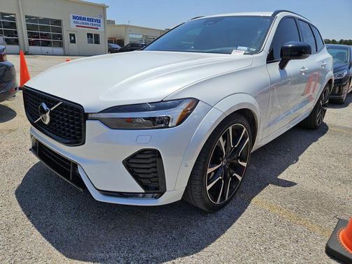 2023 Volvo XC60 B6 Ultimate Dark Theme