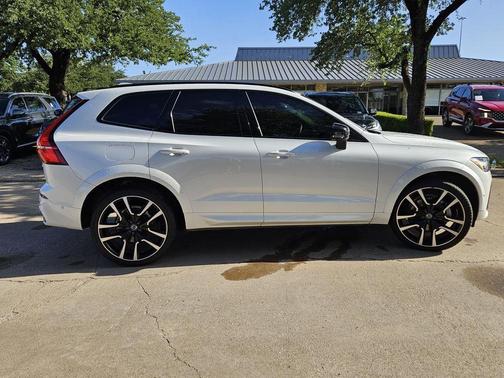 2023 Volvo XC60 B6 Ultimate Dark Theme