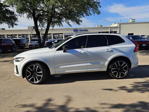 2023 Volvo XC60 B6 Ultimate Dark Theme
